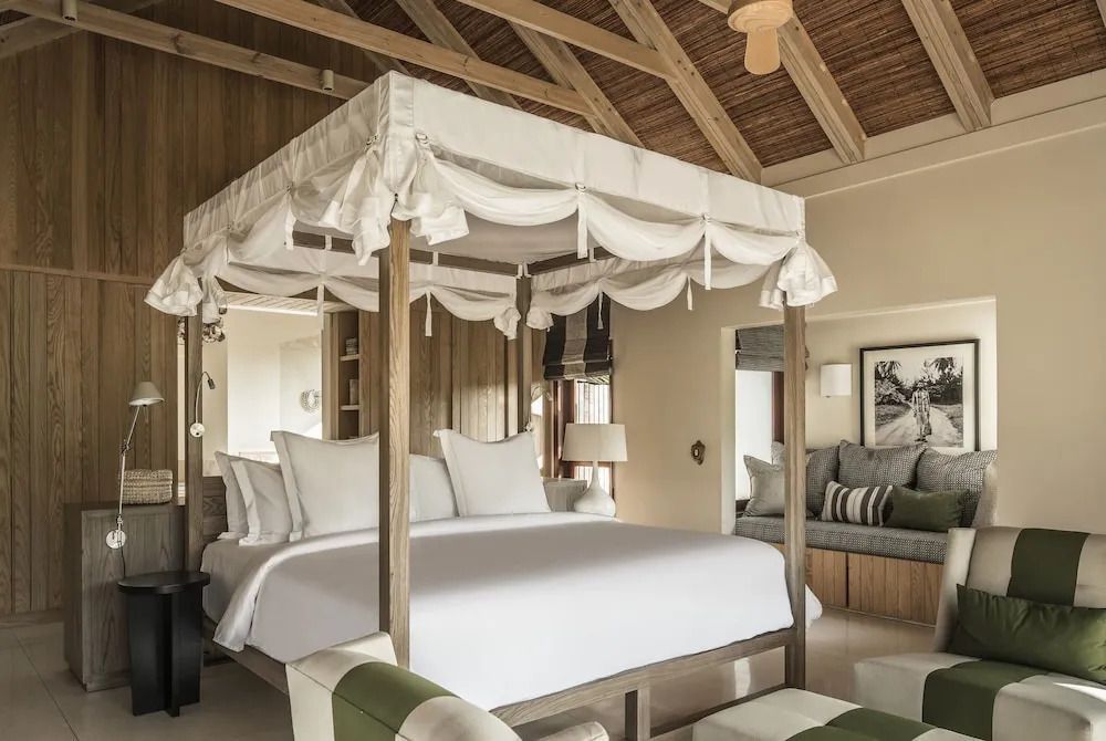 Geräumiges Schlafzimmer mit stilvollen Holzelementen und Himmelbett.