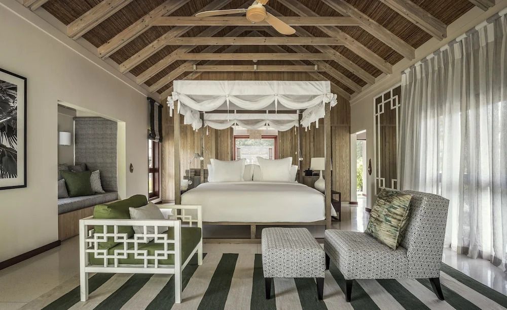 Hochwertiges Schlafzimmerdesign mit integriertem Sitzbereich und Himmelbett.