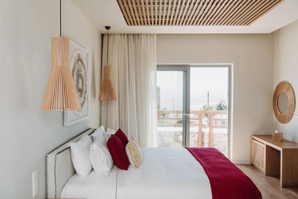 Elegantes Schlafzimmer mit Doppelbett und Balkon mit Aussicht