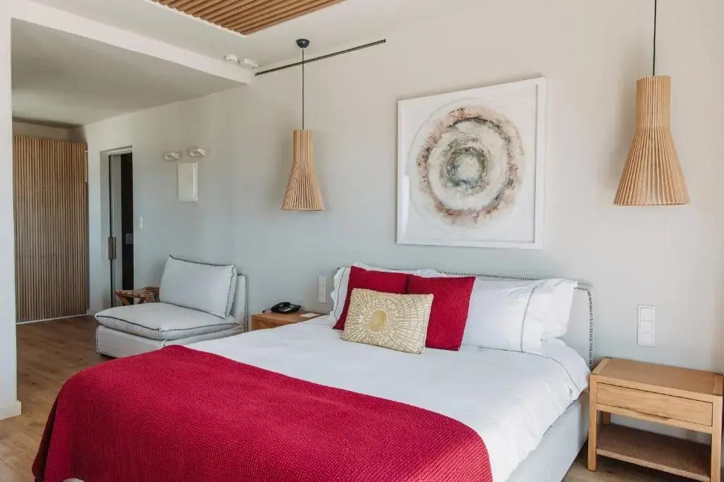 Helles Schlafzimmer in modernen Tönen mit Kunstwerk über dem Doppelbett