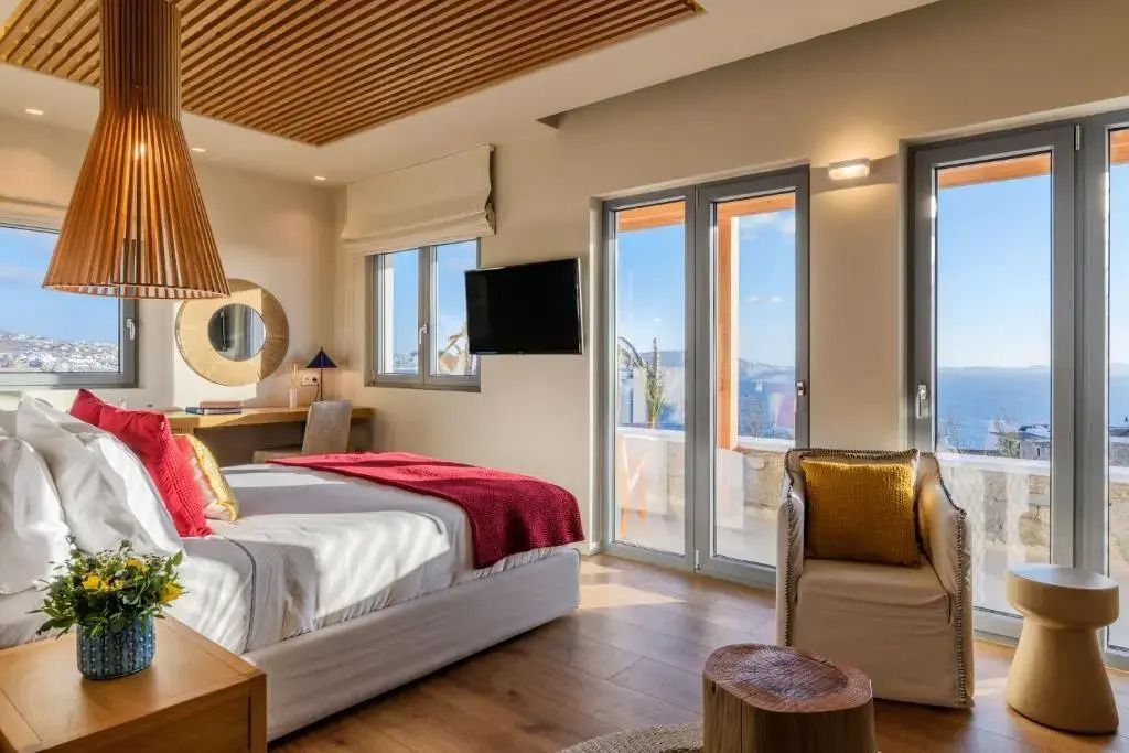 Geräumiges Zimmer mit Doppelbett und Balkon mit Blick auf die Landschaft