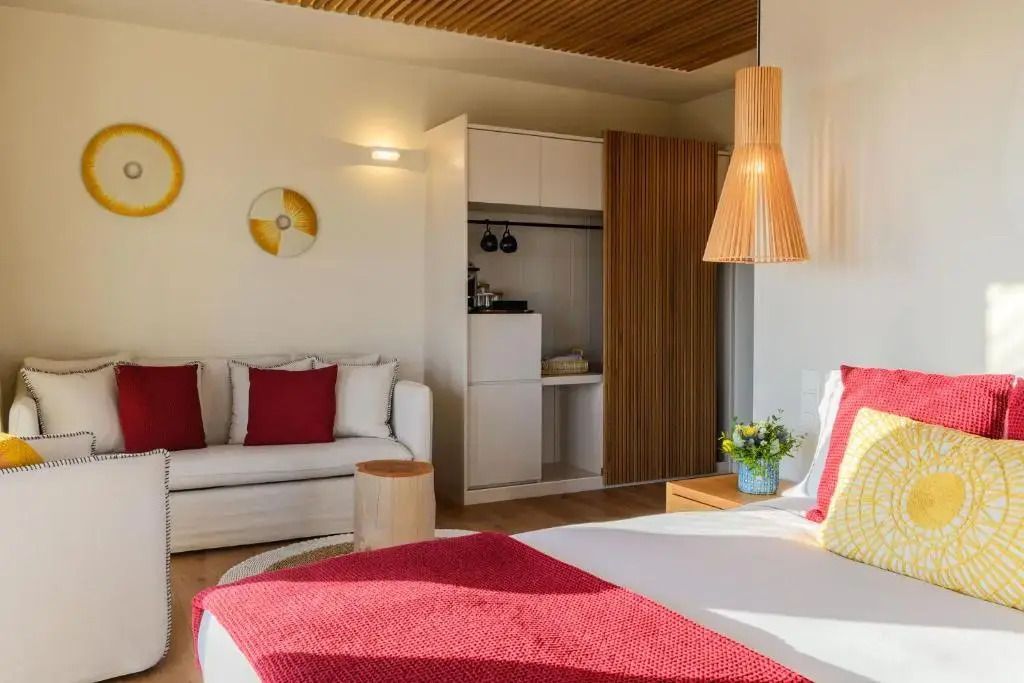 Zimmer mit Sofa und offenem Kleiderschrank stilvoll eingerichtet
