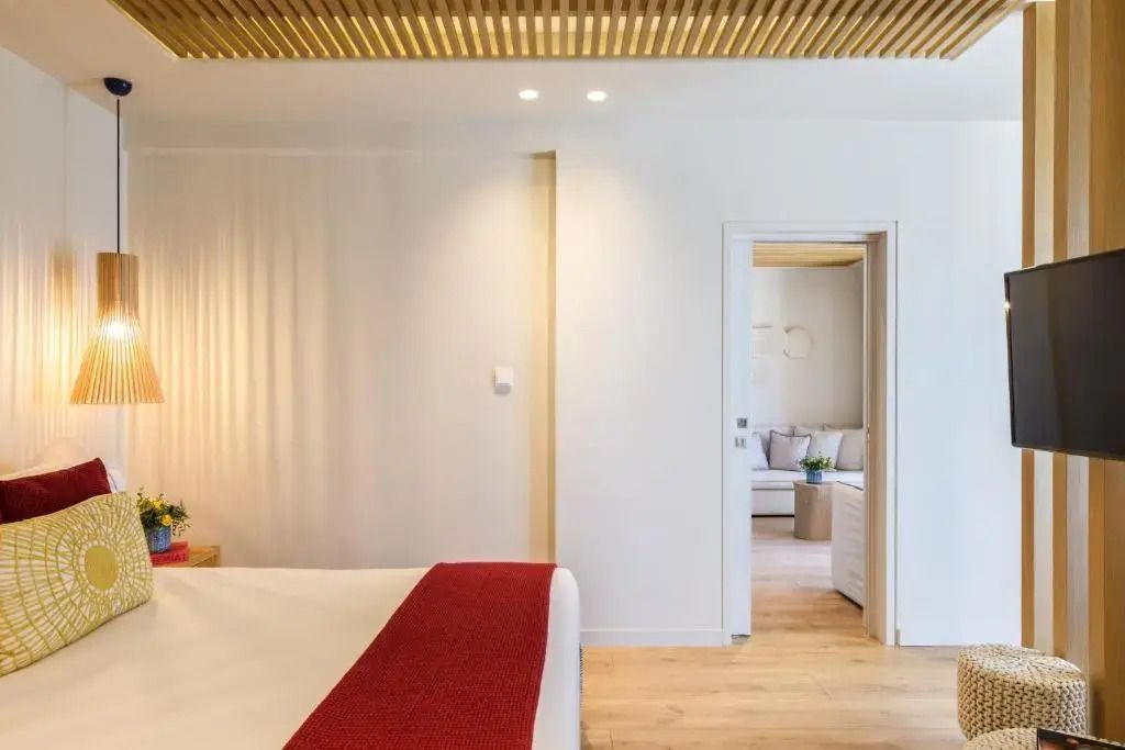 Elegante Suite mit Sicht auf Schlafzimmer und angrenzendem Wohnbereich