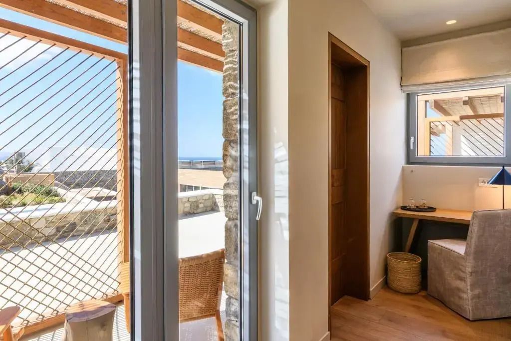 Heller Flur mit Glastür und Blick auf das Meer