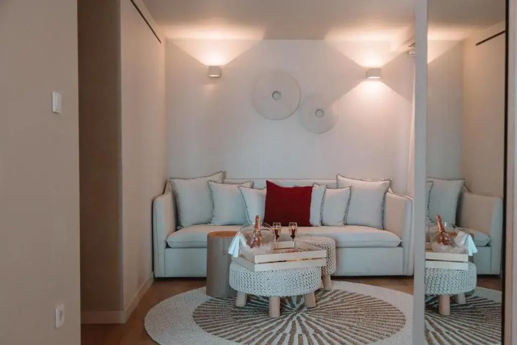 Elegante Sitzecke mit Sofas und Couchtisch in neutralen Tönen