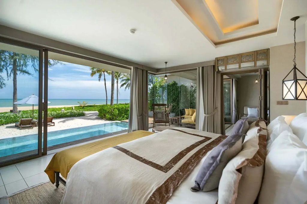 Geräumiges Zimmer mit direktem Zugang zu privatem Pool und atemberaubendem Meeresblick