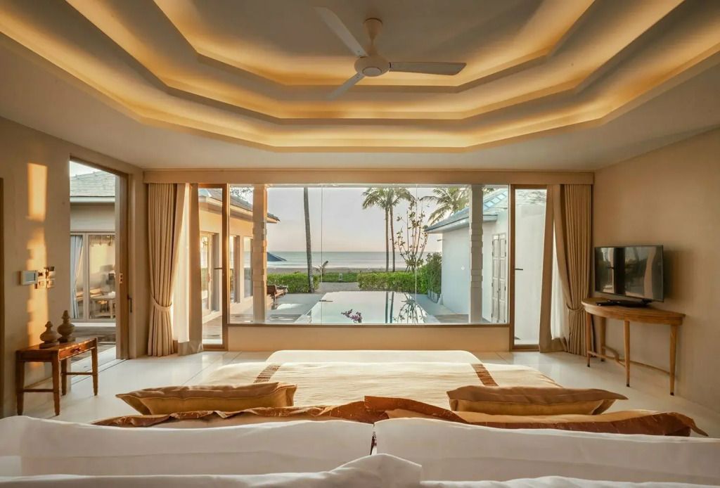 Weitläufiges Zimmer mit Panoramablick auf Pool und Meer, sonnendurchflutet