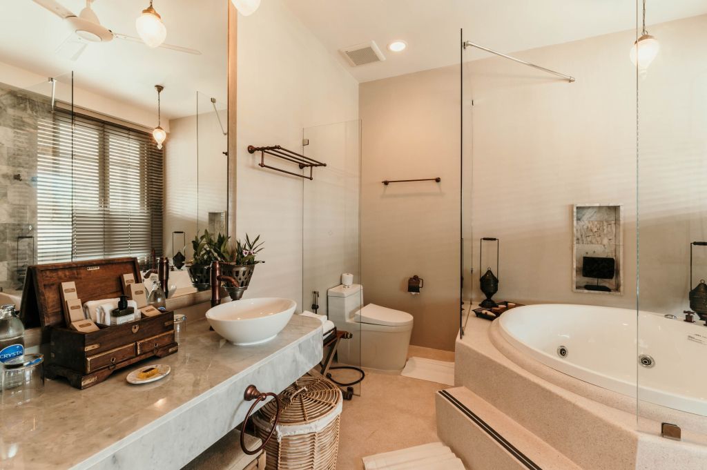 Modernes Badezimmer mit Whirlpool, luxuriösem Waschbecken und eleganten Details.