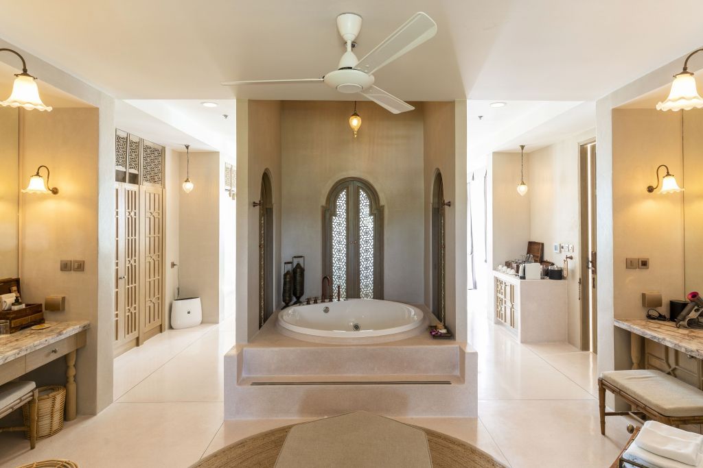 Geräumiges Badezimmer mit freistehender Badewanne und eleganter Gestaltung.