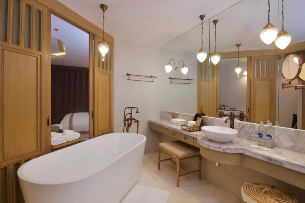 Modernes Badezimmer im Hotelzimmer mit eleganter Beleuchtung und schicker Marmoroberfläche