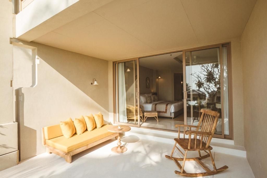 Hotelbalkon mit gemütlicher Sitzbank und Schaukelstuhl, Zugang zum modernen Zimmer