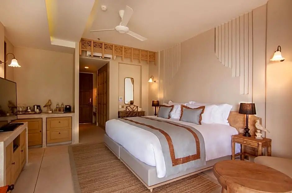Einladendes Schlafzimmer der Junior-Suite mit großem Bett und natürlichen Farben.