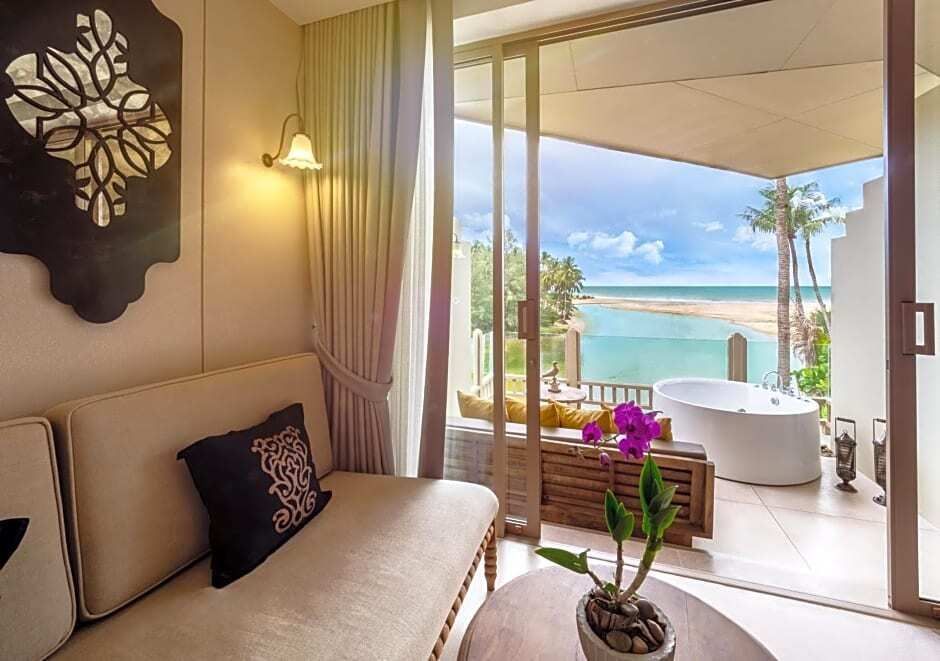 Gemütlicher Innenbereich der Suite mit Balkon und Meerblick.