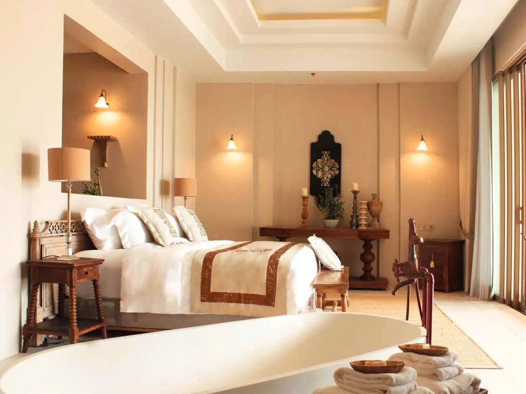 Geräumige Suite mit Doppelbett, sanfter Beleuchtung und eleganter Inneneinrichtung