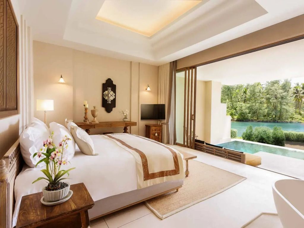 Suite mit Doppelbett und direktem Zugang zu privatem Pool und Gartenblick