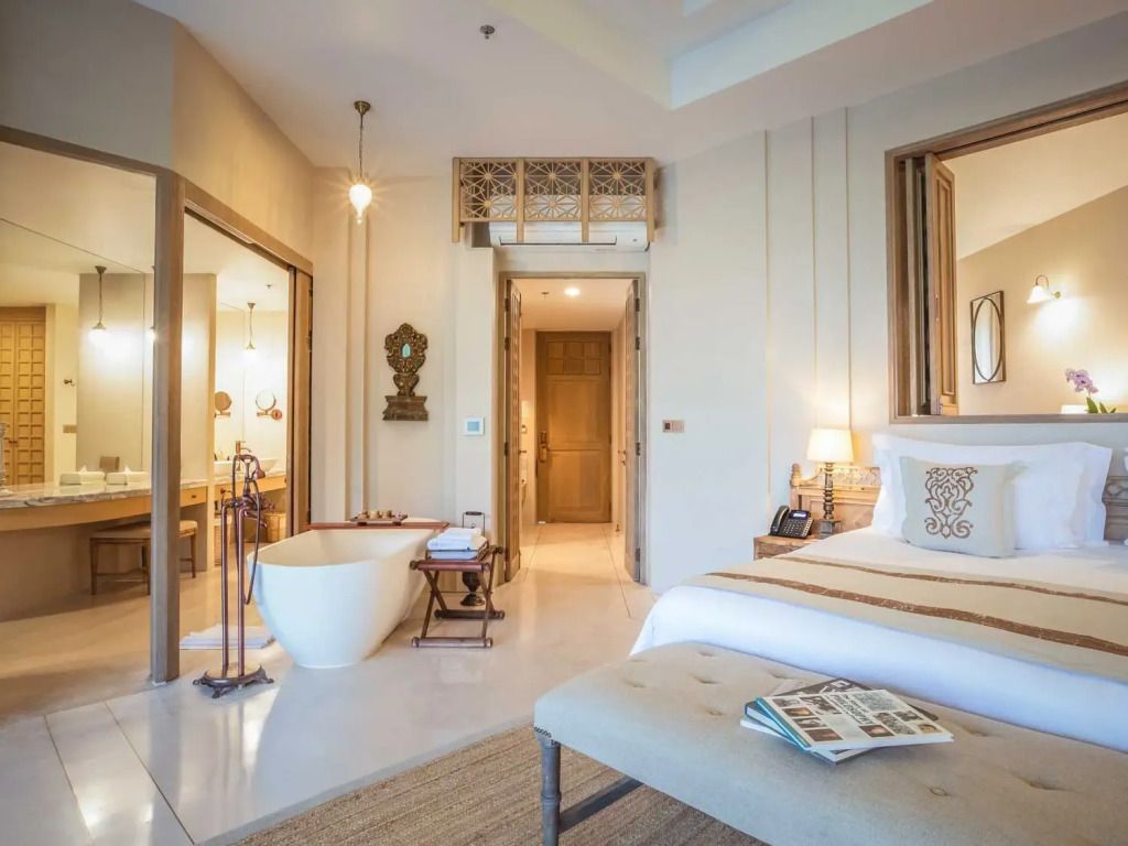 Elegantes Zimmer mit freistehender Badewanne und traditionellem Dekor