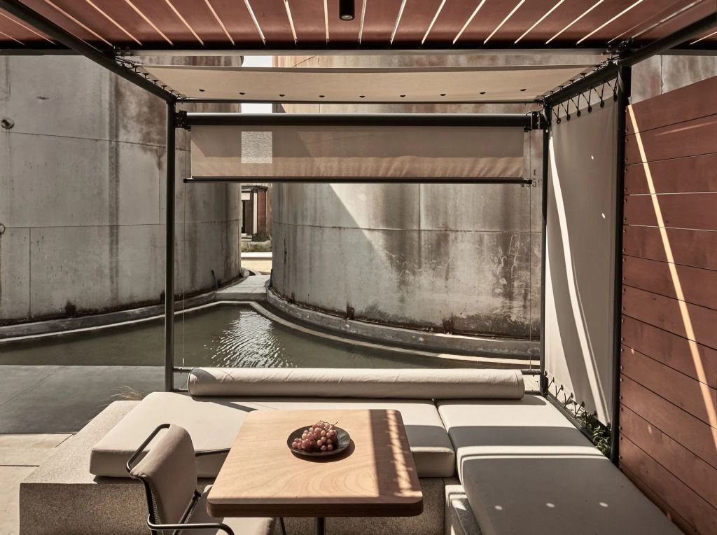 Moderne Terrasse mit Sitzgelegenheiten und Blick auf industrielles Design
