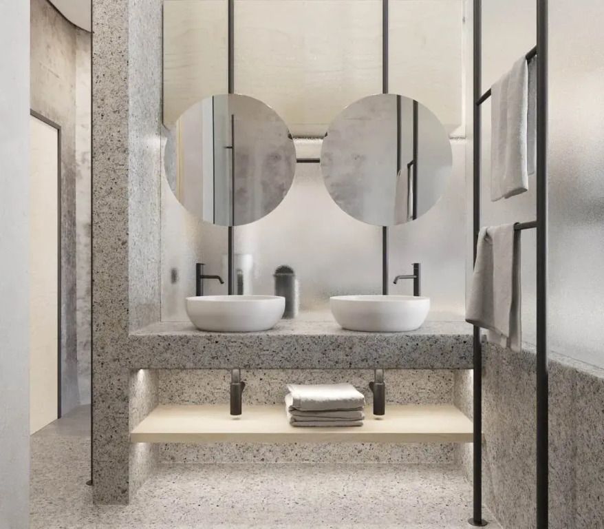 Schickes Badezimmer mit zwei runden Spiegeln und Waschbecken