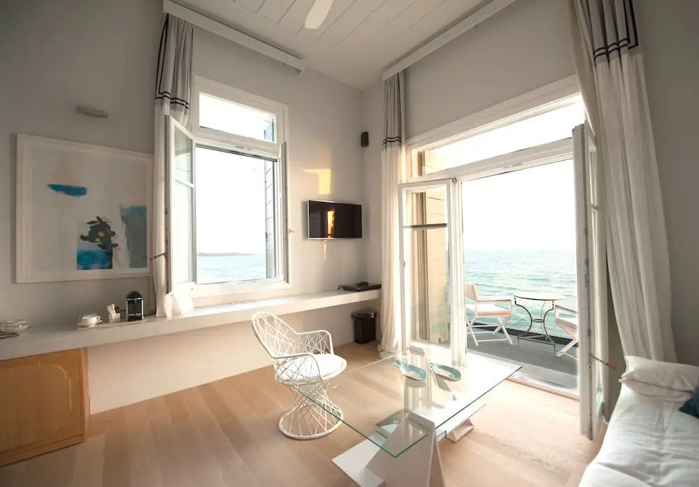Lichtdurchflutetes Zimmer mit Balkon und Blick auf das Meer