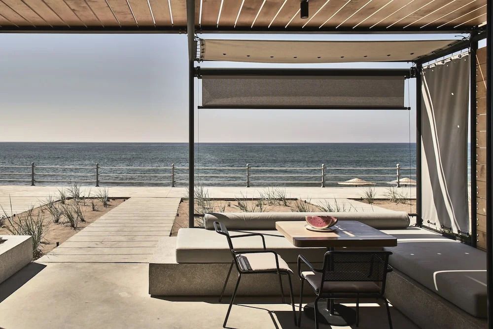 Terrasse mit Sitzbereich und direktem Zugang zum Strand