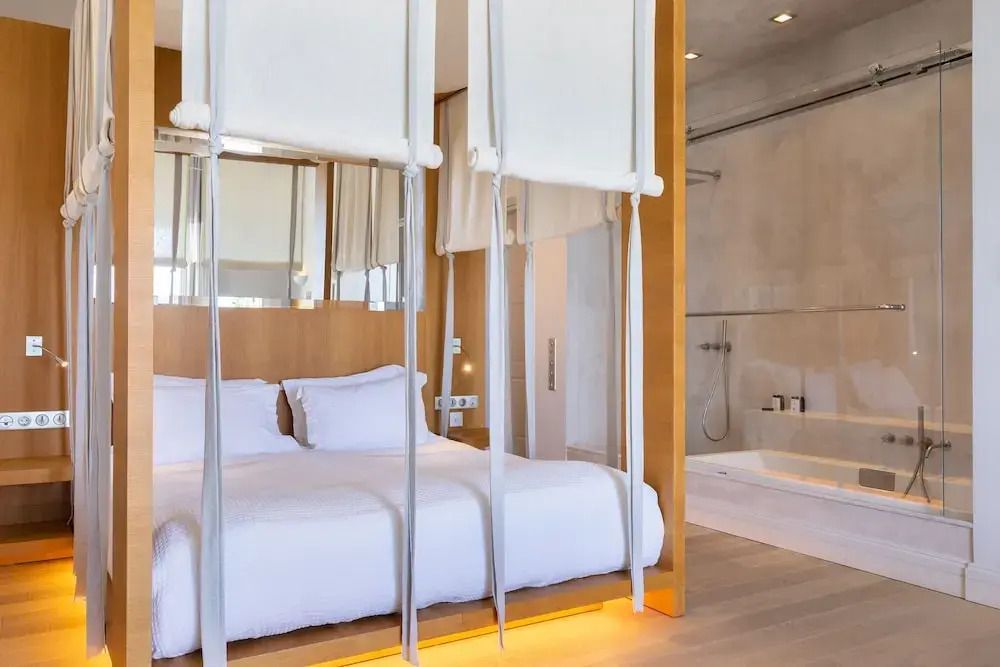 Elegantes Schlafzimmer mit offenem Bad und stilvollem Design