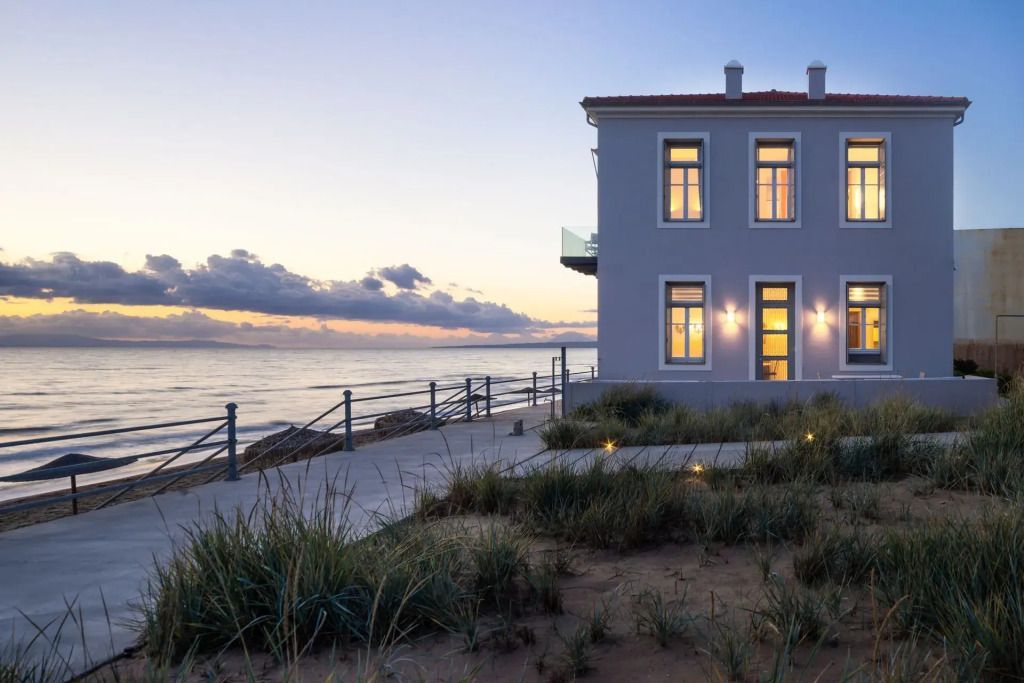 Außenansicht des Hotels bei Sonnenuntergang mit Blick auf das Meer