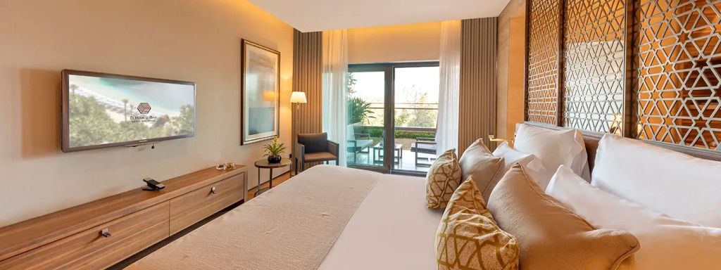 Deluxe Doppelzimmer mit modernem Dekor und Balkonblick auf die Berge