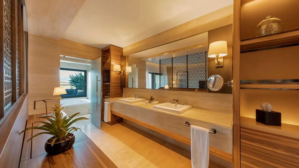 Modernes Badezimmer mit Doppelwaschbecken und luxuriösen Armaturen