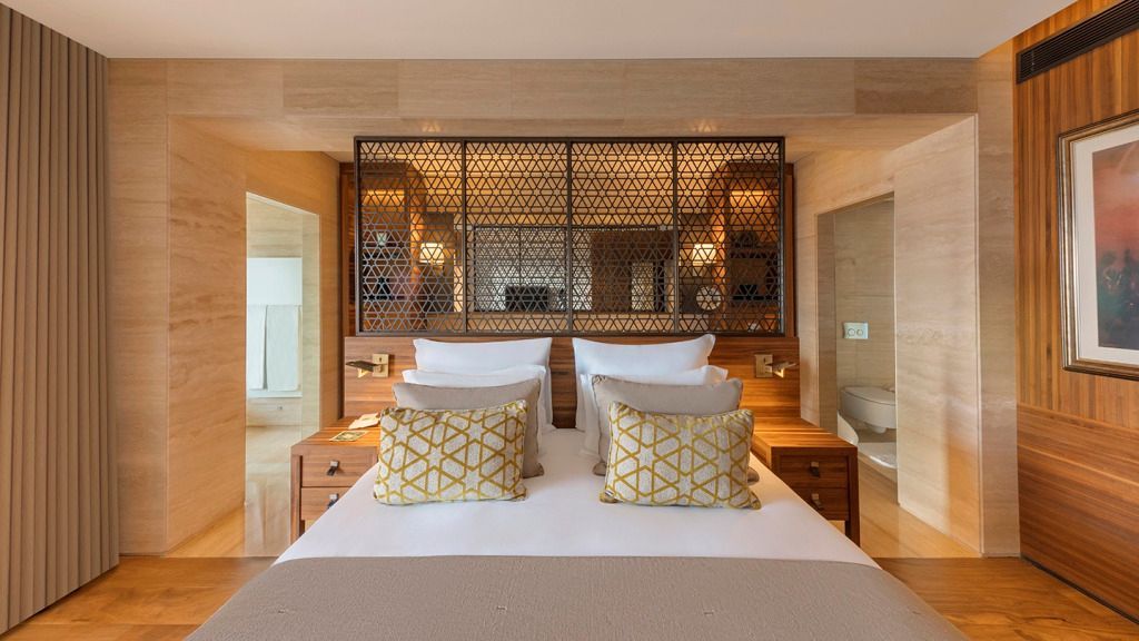 Elegantes Schlafzimmer mit Design-Elementen in der Executive Suite im D Maris Bay Hotel