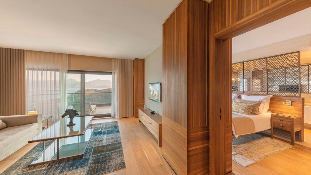 Wohnzimmer mit Glasfront und Meerblick in der Executive Suite im D Maris Bay Hotel