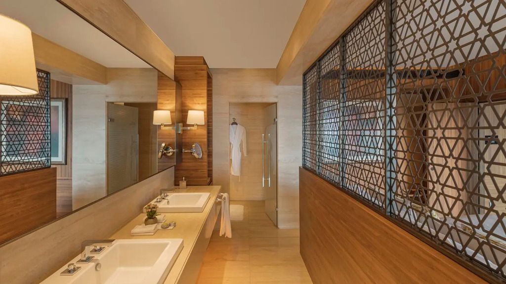 Modernes Badezimmer mit Doppelwaschtisch und Spiegel im D Maris Bay Hotel