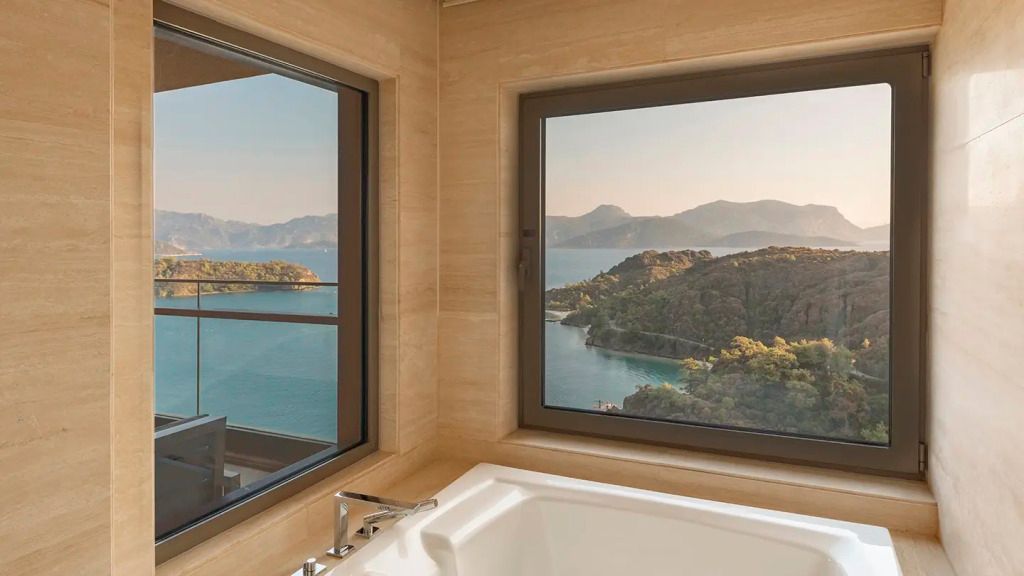 Badewanne mit Blick auf das Meer aus großen Fenstern im D Maris Bay Hotel