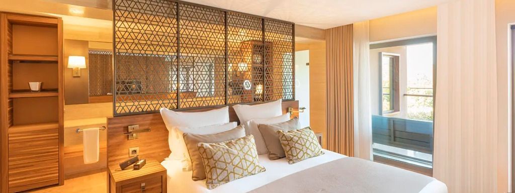 Elegante Junior-Suite mit Bergblick im D Maris Bay Hotel. Stilvolle Dekoration.