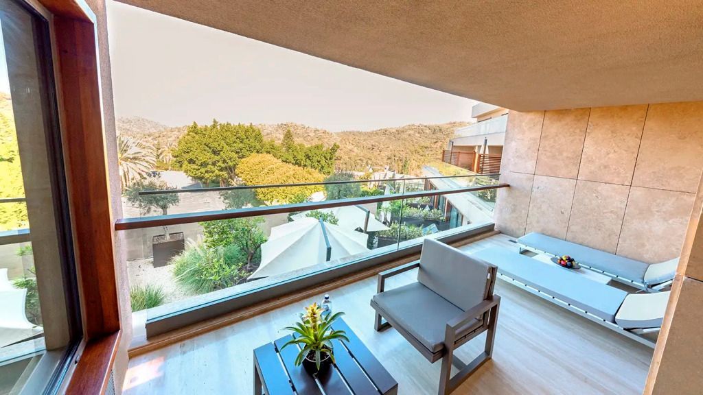 Balkon mit Bergblick und moderner Sitzgelegenheit im D Maris Bay Hotel.
