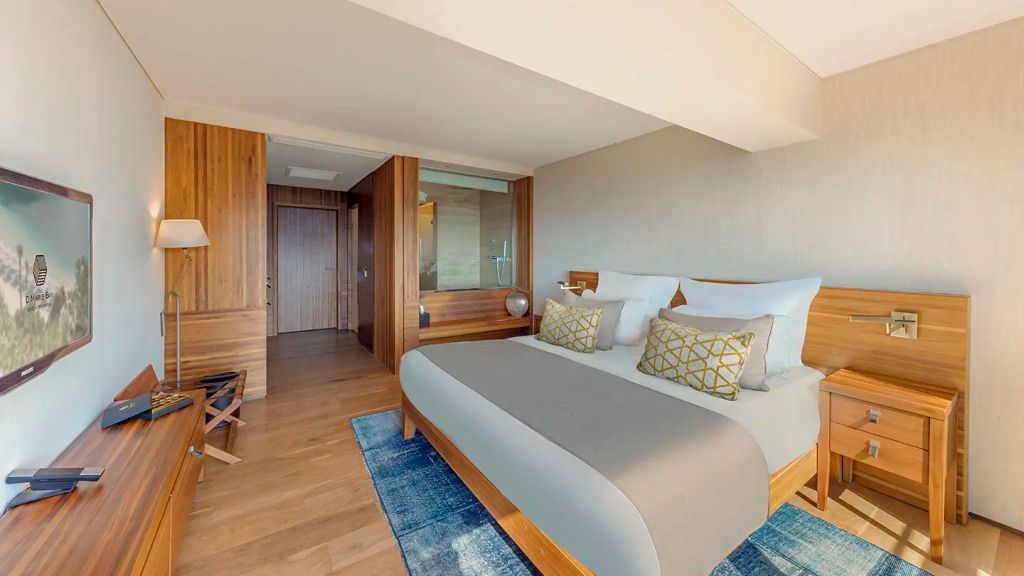 Geräumiges Hotelzimmer mit modernem Design und hochwertigem Doppelbett