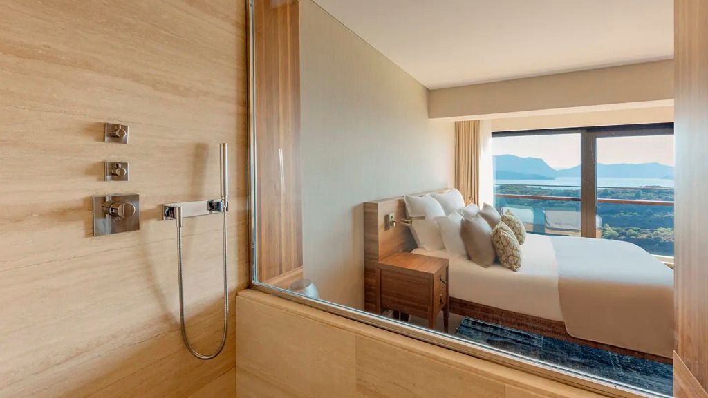 Elegantes Doppelzimmer mit Blick auf das blaue Meer und luxuriöser Ausstattung
