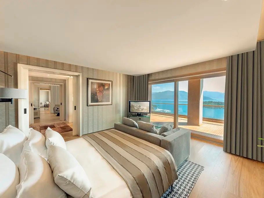 Geräumiges Schlafzimmer in der Präsidenten Suite mit Meerblick und elegantem Sofa