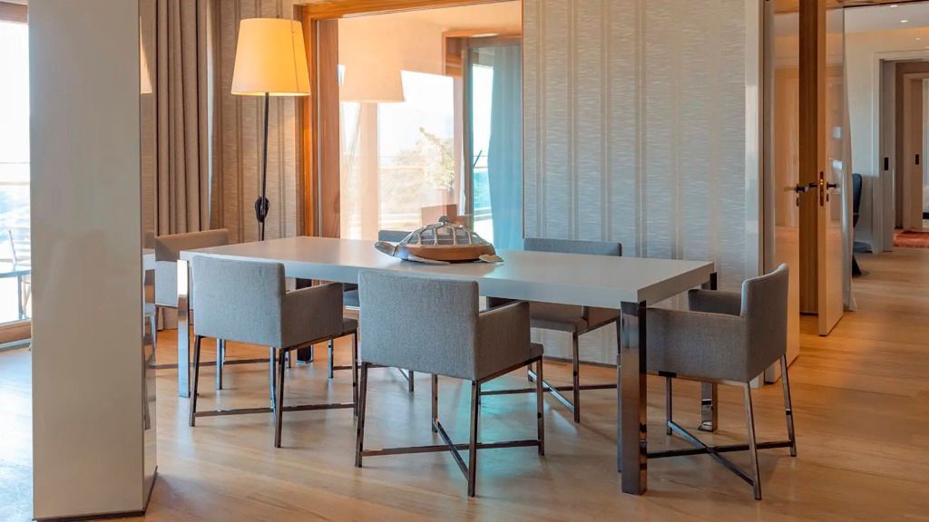 Eleganter Essbereich mit Tisch und sechs Stühlen in moderner Einrichtung