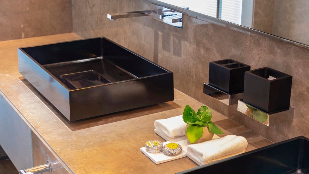Elegantes Badezimmer mit schwarzem Waschbecken und luxuriösen Annehmlichkeiten