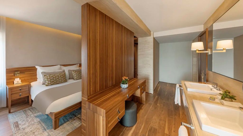 Luxuriöse Premier Suite mit Meerblick und elegantem Holzmobiliar.