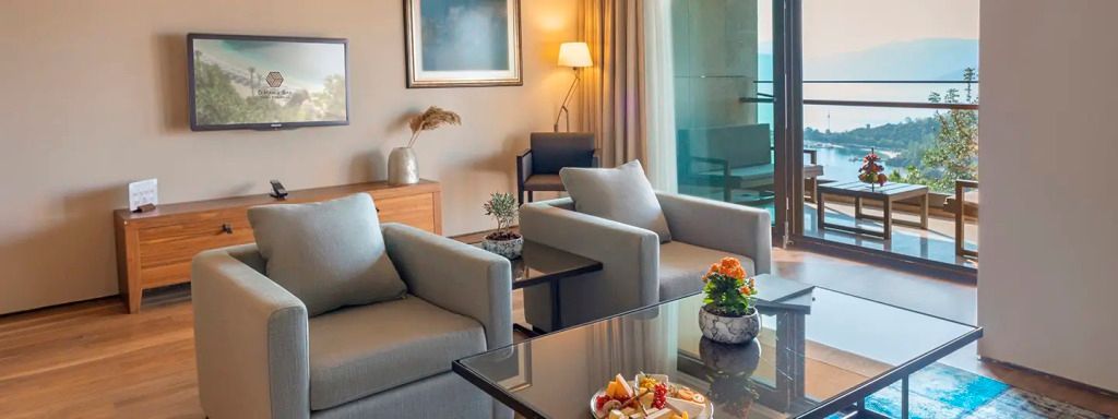 Sitzecke in der Premier Suite mit Meeresblick und moderner Einrichtung.