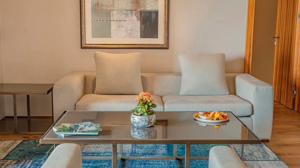 Moderne Lounge-Ecke mit stilvollem Dekor und gemütlicher Atmosphäre.
