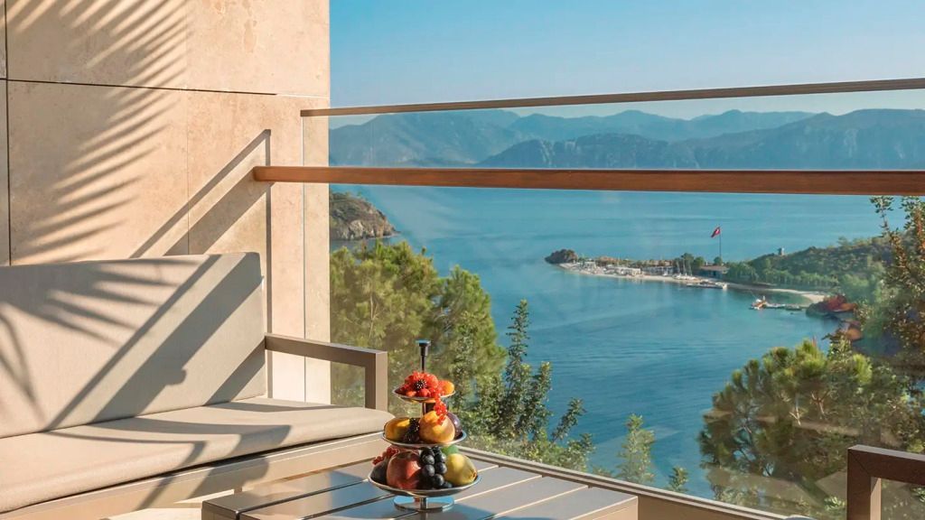Atemberaubender Blick vom Balkon der Suite auf das blaue Meer und die Berge.