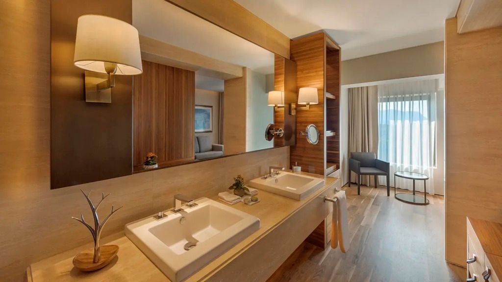 Edles Badezimmer der Premier Suite mit Doppelwaschbecken und modernen Akzenten.