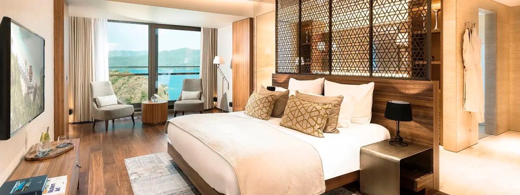 Schöne Suite mit luxuriösem Doppelbett und Meerblick im D Maris Bay Hotel