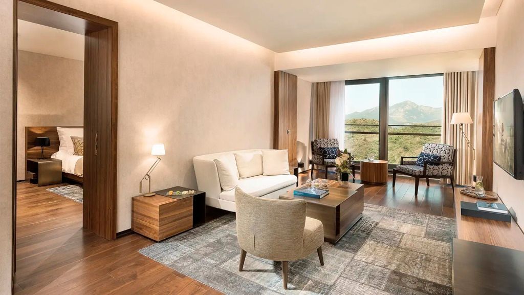 Eleganter Wohnbereich mit modernen Möbeln und Bergblick im D Maris Bay Hotel