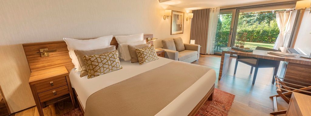 Geräumiges Superior Doppelzimmer mit Sitzbereich und sanfter Beleuchtung