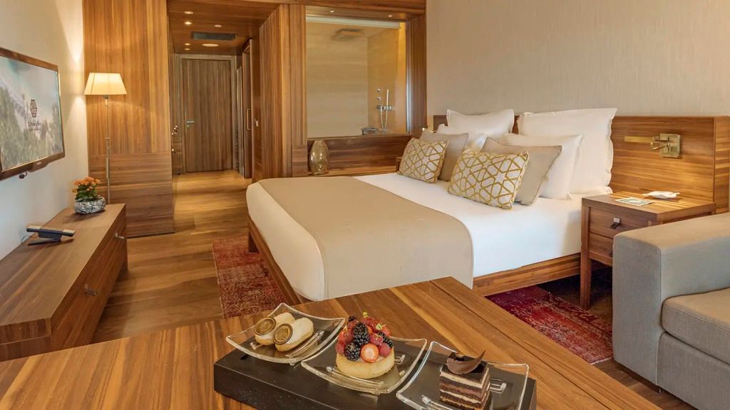 Holzgetäfeltes Doppelzimmer mit luxuriösem Dekor und Bettdekoration