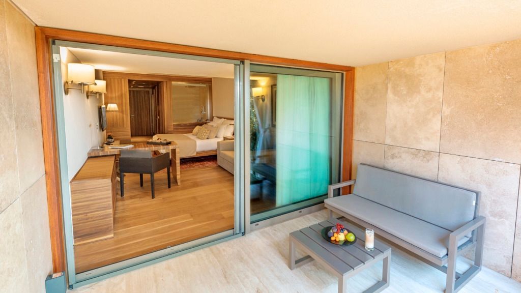 Lichtdurchflutete Terrasse mit Blick ins Superior Zimmer und Sitzbereich