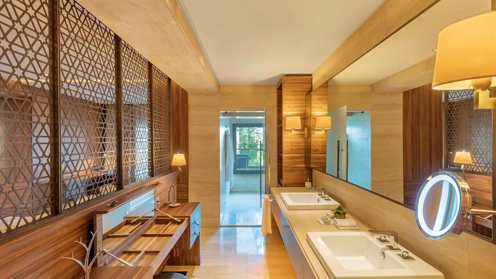 Luxuriöses Badezimmer in der Superior Suite mit Doppelwaschbecken und großen Spiegeln